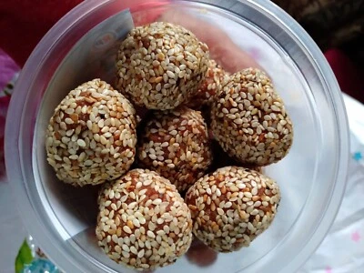 Deliciosos artículos dulces caseros de Sri Lanka bolas de sésamo aperitivo postre Foto 1 de 4