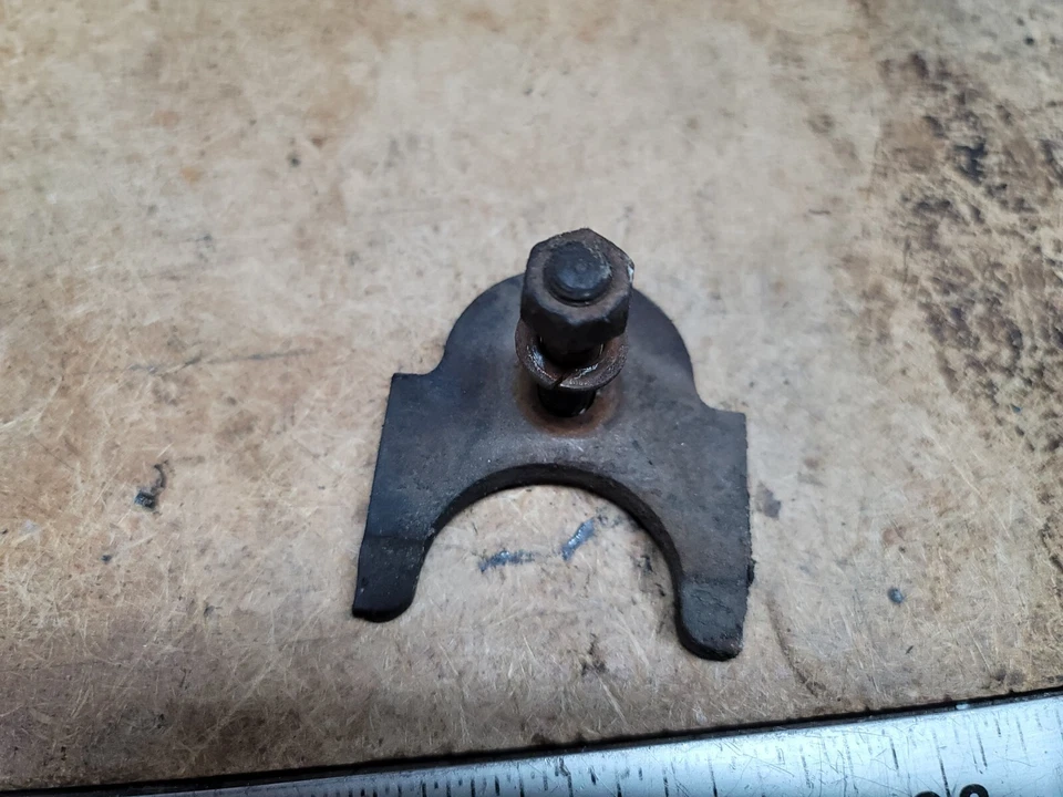 64-67 Cadillac 429 Deville Calais Eldorado Distribuidor Sujeción Pestaña Abrazadera Perno Foto 1 de 4