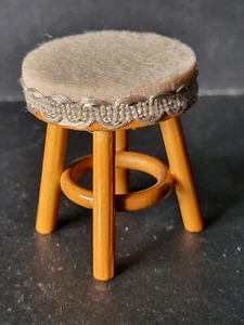 DOLLS HOUSE - BEAUTIFUL ARTISAN OOAK HANDMADE STOOL - 1/12TH SCALE - Picture 1 of 3