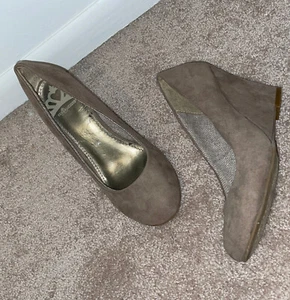 Fergalicious by Fergie Größe 5,5 Tiny Too Wildleder High Heel Keilabsatz Schuhe beige - Bild 1 von 21