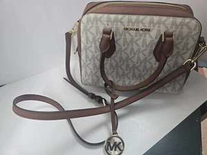 Hellbraune/braune kleine Michael Kors Handtasche mit durchgehendem Reißverschluss und verstellbarem Umhängegurt - Bild 1 von 8