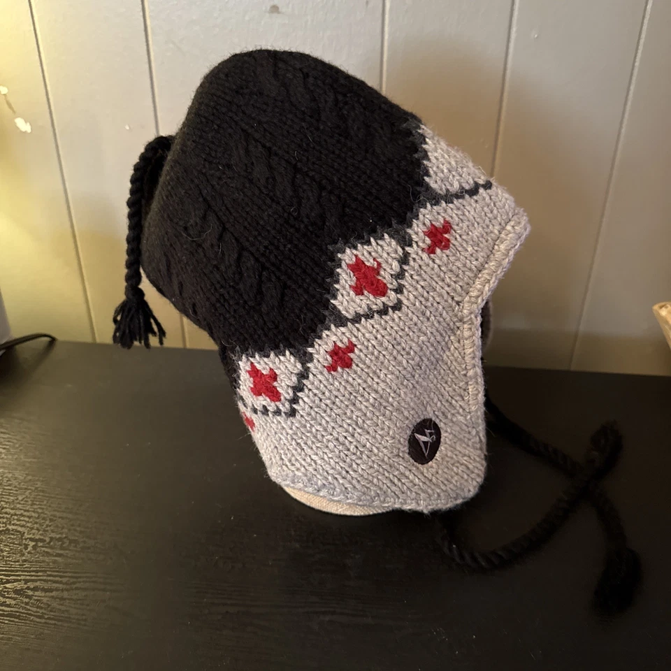 Шерстяная шапка-бини Marmot с ушными клапанами и кисточками - Изображение 1 из 4