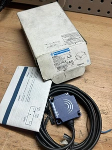 NEW - Telemecanique XS8C1A1MAL2 Inductive proximity sensor 014289 - Picture 1 of 1