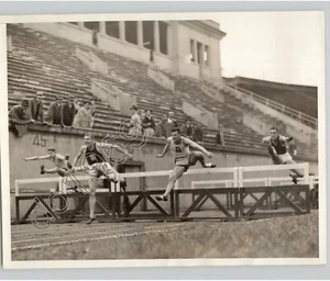 Foto de prensa de 1935 College Track Meet saltando obstáculos en Cambridge Mass Sports - Imagen 1 de 2