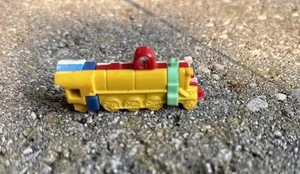 Vintage mehrfarbiges Kunststoff Puzzle Schlüsselanhänger Lokomotive Zug Cracker Jack Spielzeug? - Bild 1 von 9