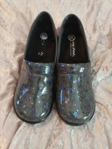 Womens Shoes Easy Street Size 8.5 Gray Blue Flowers Slip Resistant Non Marking - Picture 1 of 5
