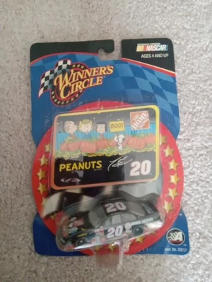 Tony Stewart Grand Prix Die-Cast Car Peanuts Cast Home Depot #20 escala 1:64 Foto 1 de 2