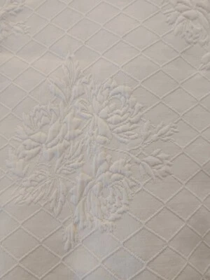 Home Treasures Piquet Rosas Blanco Matelasse Cobertor - Doble Foto 1 de 4