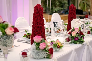 Valentine's Day Red Rosebud Centerpiece Cone Tree Artificial Roses 14in Decor - Bild 1 von 7