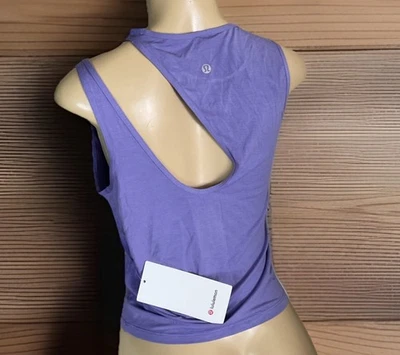 Lululemon 背心上衣肩镂空瑜伽衬衫 10 码紫色薰衣草全新带标签 68 美元 — 第 1/4 张图片