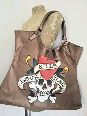 Bolsa tote Ed Hardy Love Kills Slowly Y2K marrom metálica caveira tatuagem arte - Imagem 1 de 4