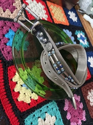 Cinturón de malla plateada con cabeza de indio occidental vintage años 80 con cuentas azules y plateadas 40 Foto 1 de 4