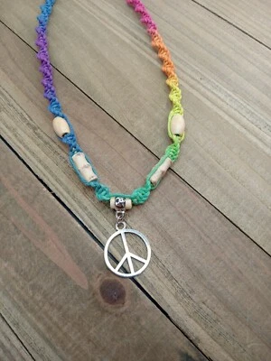 Collar de cáñamo signo de la paz hecho a mano 18 pulgadas torcido de cáñamo con cuentas de madera y encanto de la paz Foto 1 de 4