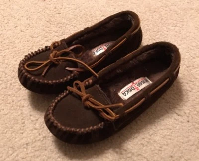 Usado en excelente estado! Mujer Minnetonka Marrón Gamuza Mocasines Cuero Superior Talla 6M Foto 1 de 4