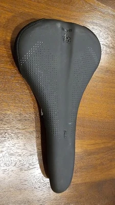 Assento WTB SL8 cromado preto largura média 142mm 266g enchimento fino - Imagem 1 de 2