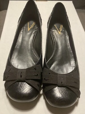 Vintage Vince Camuto classic Black Paisley Embossed Leather Flats With Bow Sz 7 - Image 1 of 4