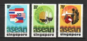 SINGAPUR 1977 10. JAHR. DER ASEAN (FLAGGEN, AGRI & INDUSTRIE) SET 3 BRIEFMARKEN NEUWERTIG - Bild 1 von 3