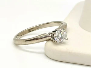 Anillo de compromiso clásico de diamantes solitario redondo de 0,27 quilates en oro blanco de 14 quilates - Imagen 1 de 7