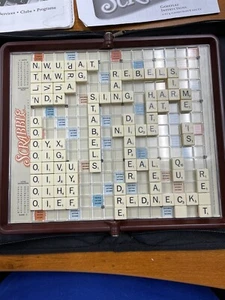 Scrabble Source Buch Spiel sperrende Buchstaben Folio Reiseausgabe Reißverschluss Etui - Bild 1 von 4