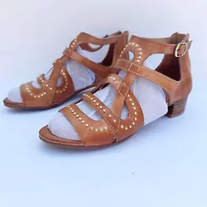 COLECCIÓN ANTELOPE Sandalias Macaria Talla 6 Tacón Bajo Cuero Tostado Tachonado - Imagen 1 de 6