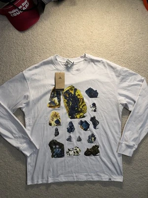 Camiseta Nike ACG Minerals blanca gráfica manga larga FZ6700-121 para hombre talla mediana Foto 1 de 4