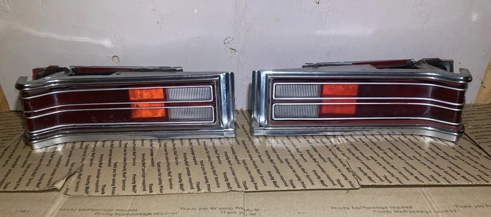 Par de luces traseras y biseles izquierda y derecha Plymouth Valiant Scamp 1974 1975 1976 OEM Foto 1 de 4