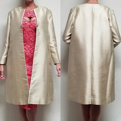 Abrigo de ópera tejido satinado seda cruda melocotón crema raro vintage de los años 50 broche rana Foto 1 de 4