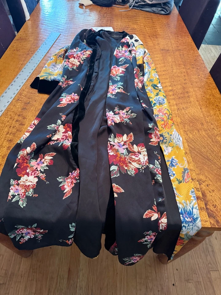 Bata de satén kimono indio cachemir Free People colorida de Zara talla L E4 Foto 1 de 4