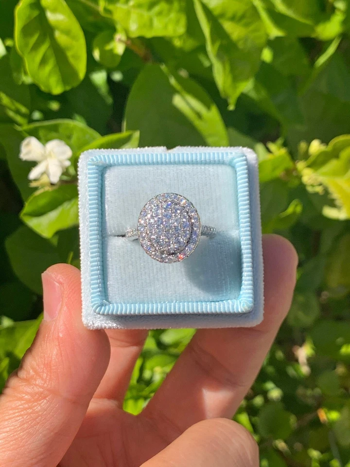 Anillo de boda con racimo de diamantes simulados de corte redondo de 2 quilates enchapado en oro blanco de 14 k Foto 1 de 4