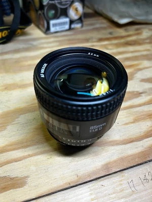 Lente fija de enfoque automático Nikon NIKKOR 85 mm f/1,8 D para cámaras SLR Foto 1 de 4