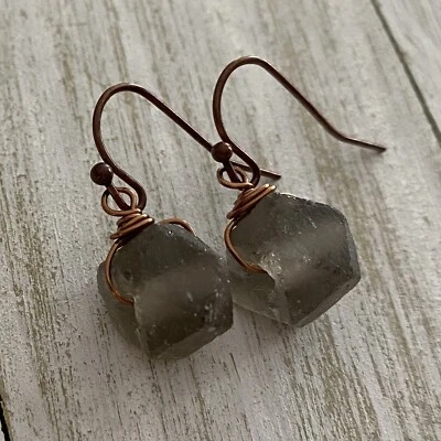 Min Favorit 烟灰色乡村回收玻璃和古董铜工匠耳环 — 第 1/4 张图片