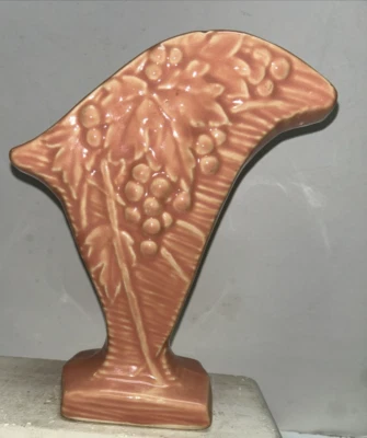 Vintage McCoy Fan Vase Grapes & Leaves Salmon - Image 1 of 4