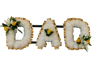PAPÁ Seda Funeral Flor Homenaje Artificial o Cualquier 3 Letras Nombre Corona Hijo Mamá - Imagen 1 de 10
