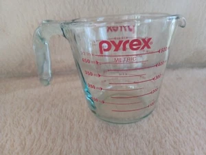 Taza medidora Pyrex 508 8 oz / 1 taza / 250 ml letras rojas con mango en L - Imagen 1 de 3