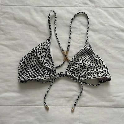 Top de bikini estampado leopardo Victoria's Secret con detalle de espalda cruzada dorada Talla XS Foto 1 de 4