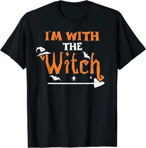 ¡NUEVO! Divertida camiseta de Halloween para pareja, estoy con la bruja / HECHA EN EE. UU. - Imagen 1 de 3
