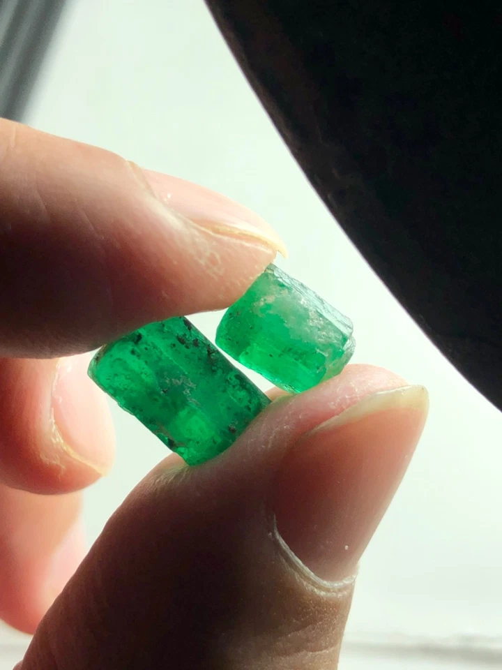 Esmeralda Swat áspera alucinante de 7,60 quilates natural sin faceta de aceite calidad de @S Foto 1 de 4