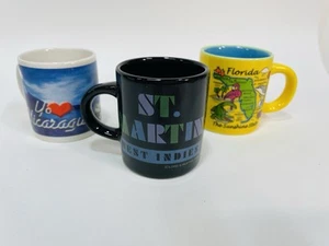 Lote de 3 tazas miniatura de vidrio de chupito tazas de cerámica de tamaño pequeño recuerdos de viaje - Imagen 1 de 10