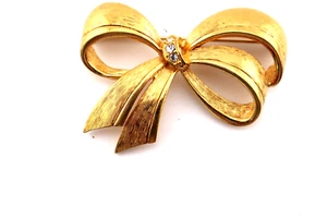 Vintage Gold Plated AVON Bow/Ribbon Style Brooch w/ Clear Rhinestones Accent - Picture 1 of 3