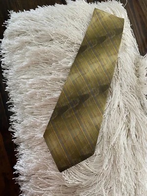 Gravata retrô Wembley verde listra dourada abstrata para terno marrom oliva preto - Imagem 1 de 4