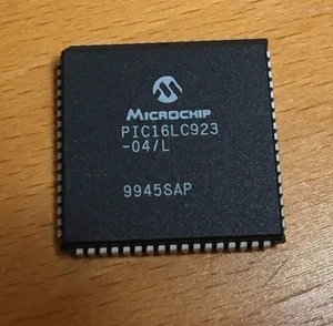 Microchip PIC16LC923-04/L Microcontrollori 8 bit - MCU 7KB 176 RAM 52 I/O (1pz) - Foto 1 di 1