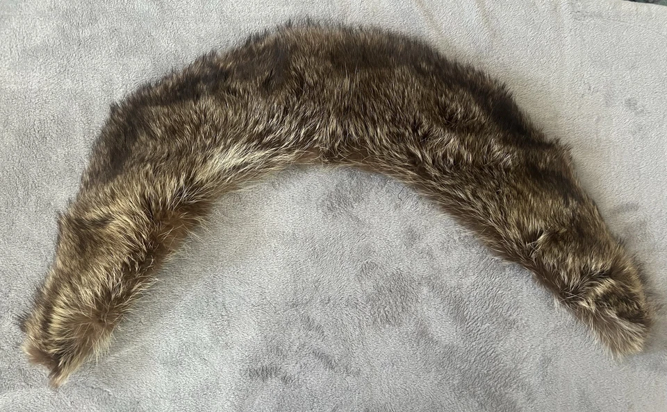 Cuello de piel sintética capucha ribete marrón claro estilo mapache con forro acolchado  Foto 1 de 4