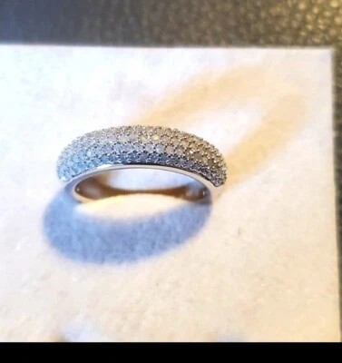 Anillo banda de diamantes blancos curvos enchapados en platino premium de 0,50 quilates talla 6 Foto 1 de 4