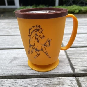 Mug Mustang Cheval Jaune Tasse à Café Piédestal Plastique Vintage Années 70 Made USA - Photo 1/14