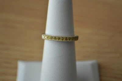 Anillo banda de diamantes amarillos de 0,10 quilates enchapado en rodio sobre plata de ley talla 5 Foto 1 de 4
