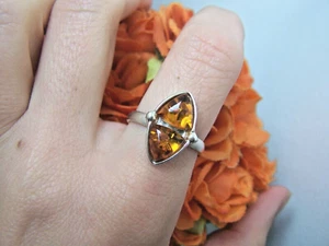 GORGEOUS 925 SOLID STERLING SILVER NATURAL HONEY AMBER MODERNIST RING SIZE R - Picture 1 of 10