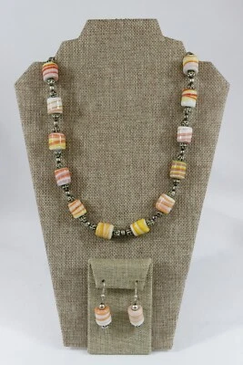 Juego de cuentas y pendientes de vidrio, colores otoño, naranja y amarillo remolino sobre vidrio blanco Foto 1 de 4