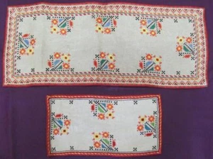 VINTAGE SET OF 2 DECORATIVE HAND EMBROIDERED TABLE CLOTHS - Picture 1 of 8