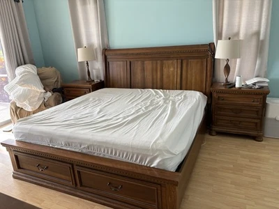 Ashley Summerlands Colección Todo Madera Juego de Dormitorio King 6 Piezas - Usado Foto 1 de 3