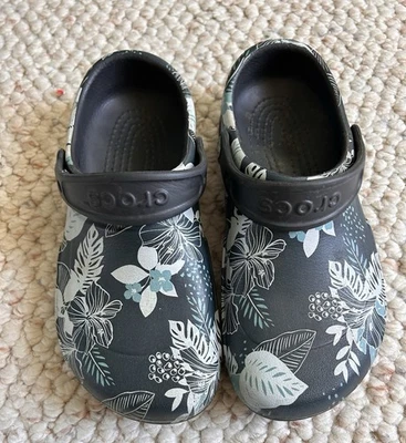 Women’s Crocs Blue Floral Bistro Graphic Slip Resistant Clogs Size 9 Shoes - Image 1 of 4